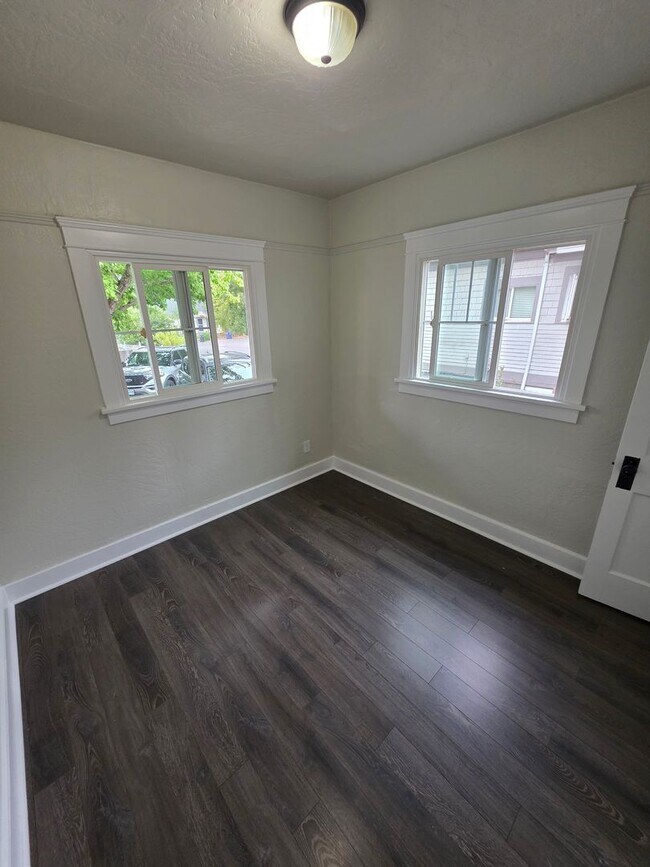 Building Photo - Charming home on quaint cul-de-sac!