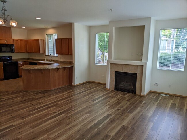 Foto del edificio - 1945 Garry Oaks Ave