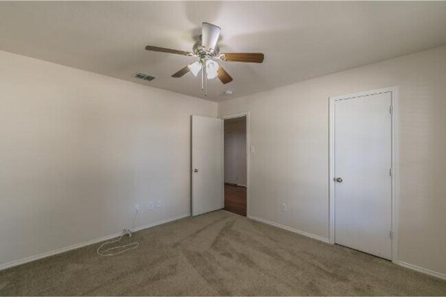 Building Photo - 833 Santa Rosa Dr