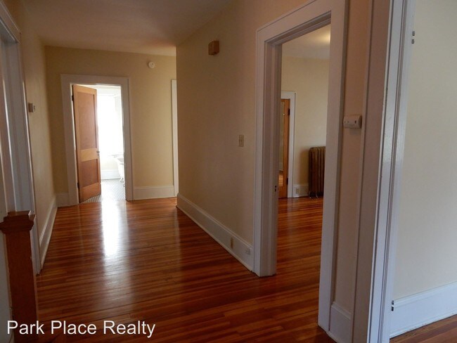 Building Photo - 2220 Memorial Ave SW