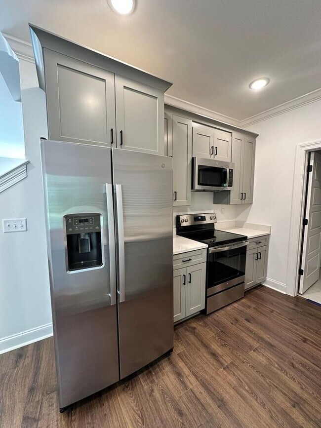 Foto del edificio - 3 Bed 3.5 Bath in Desirable Meadow Crest Neighborhood!