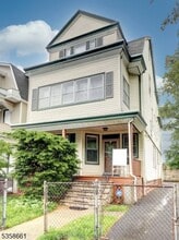 Building Photo - 184 Hollywood Ave