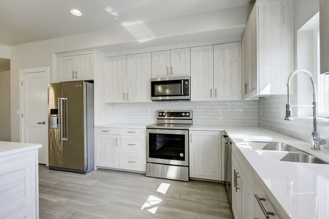 Building Photo - Prime Luxury Townhouse with Rooftop Deck Tennyson District Highlands!