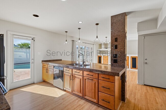 Foto del edificio - 6413 E Cambridge Ave