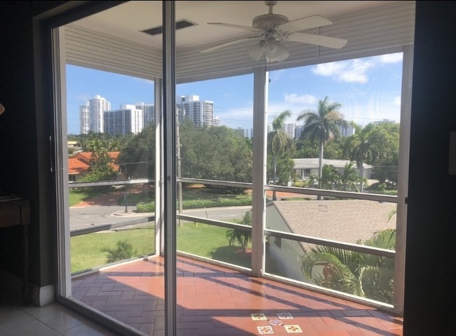 Large balcony - 700 Layne Blvd