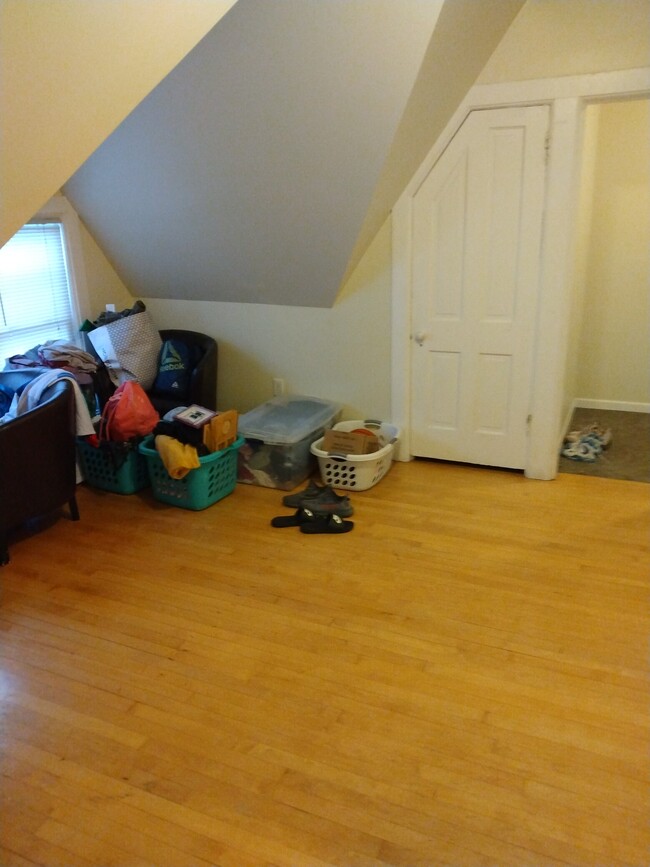 Building Photo - Charming 2BED/1BATH East Side Apartment