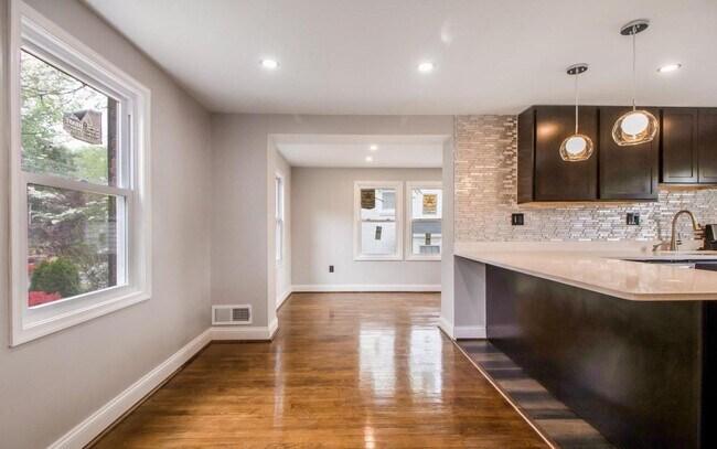 Building Photo - Spacious, Sunlit, 3 BR, 3BA Detached Home ...