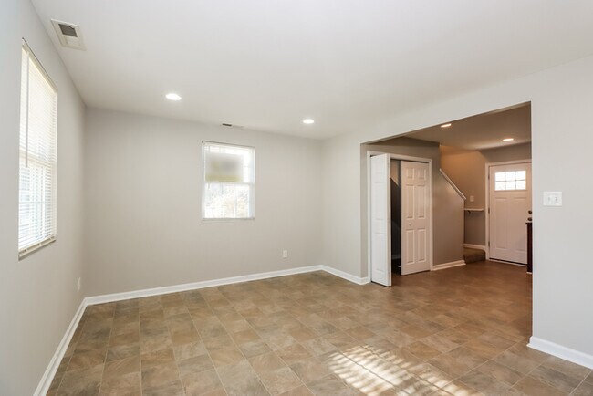 Building Photo - 1908 Madison Rd- cute 3 bedroom 1.5 bath h...