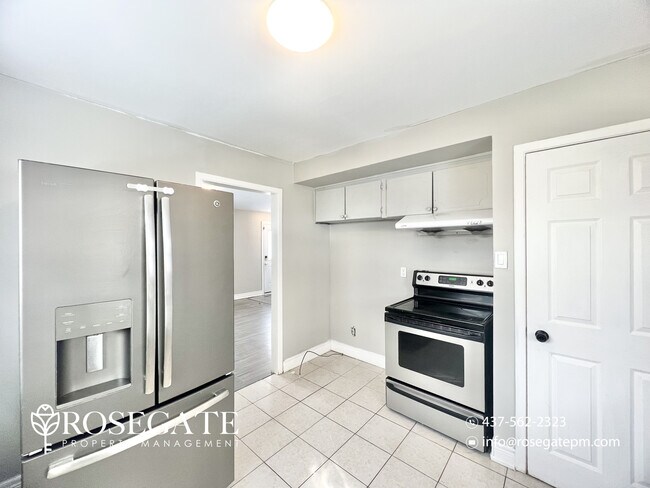 Photo du bâtiment - Spacious 3-Bedroom Main Level Apartment with Parking in London, Ontario