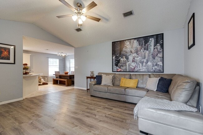 Building Photo - 3 Bedroom in Navarre!!!
