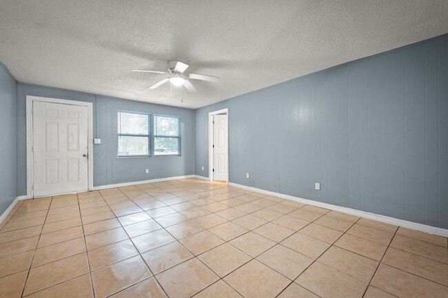 Building Photo - 304 Bernard Rd