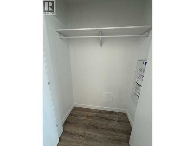 Building Photo - 680 Quayside Dr