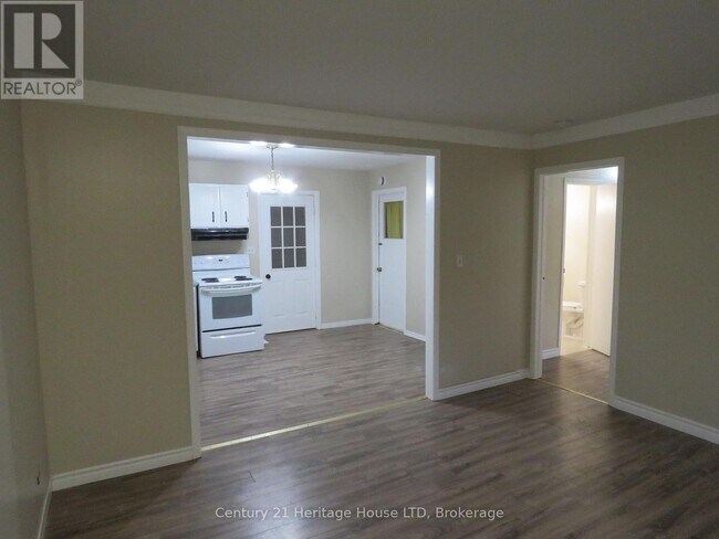 Photo du bâtiment - 564 Lakeview Rd