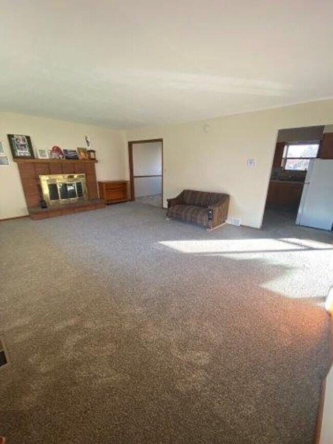 Building Photo - RENT REDUCTION! 3 Bed 1.5 Bath Home for Re...
