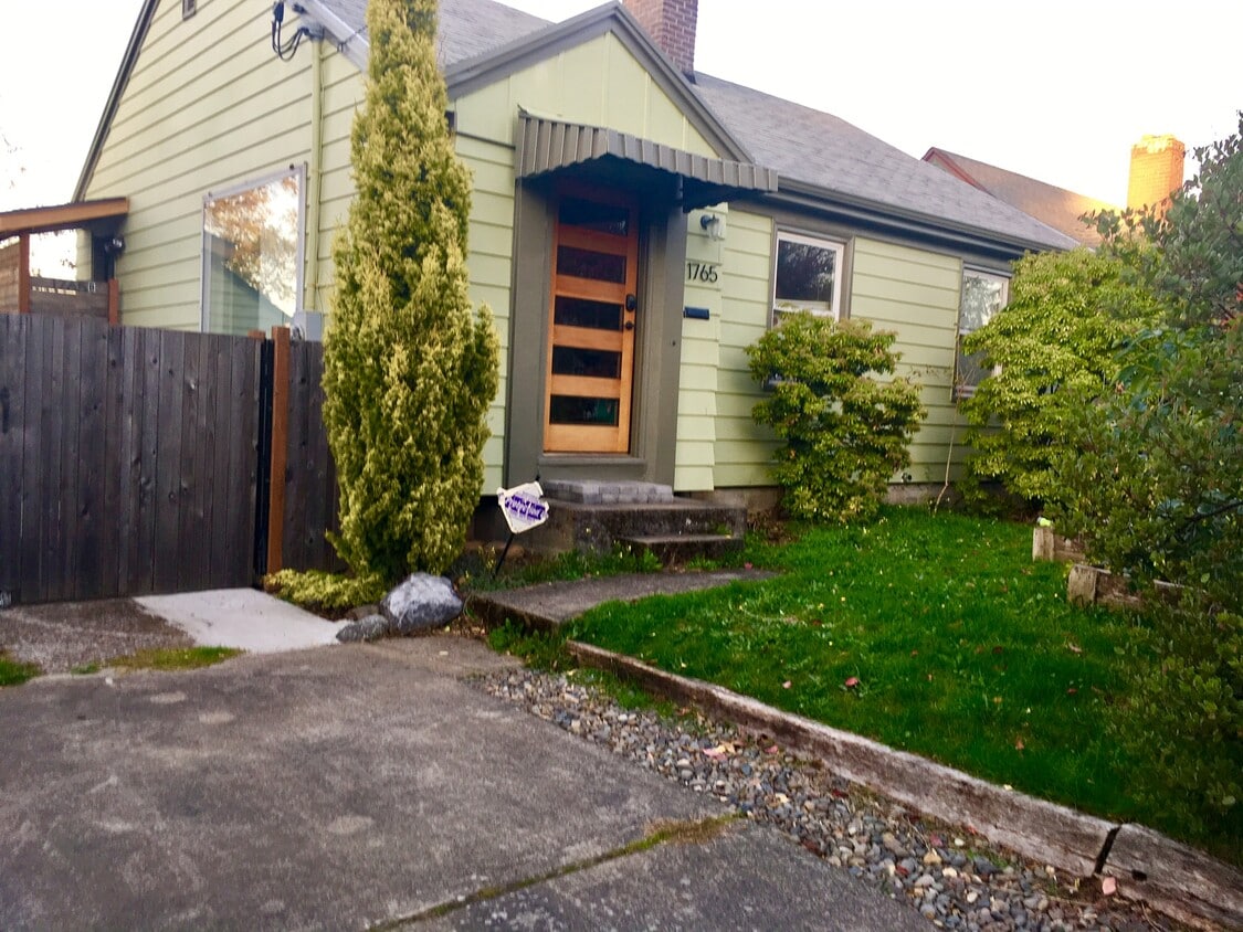 Secluded space yet close to coffee shops, grocery and great restaurants.. - 1765 NE Holman St