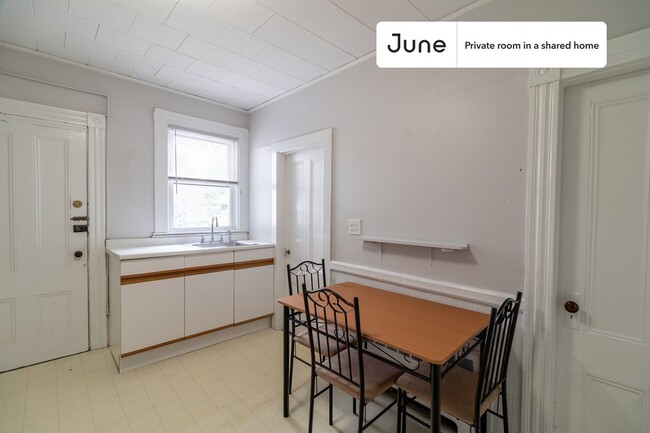 Foto del edificio - Private bedroom in 4 bed/1 bath Home