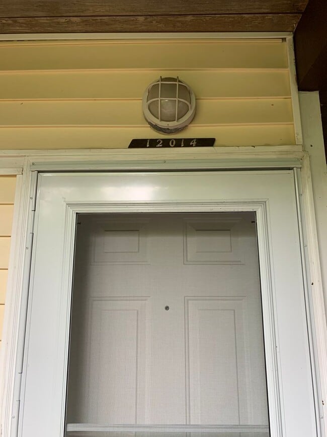 Building Photo - $1495 one bedroom one bath Apt. Lake City ...