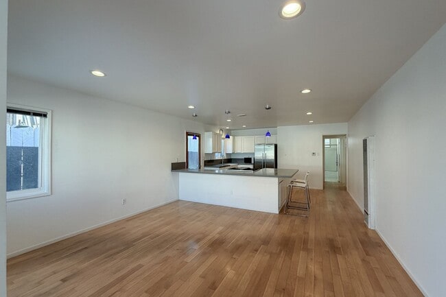 Foto del edificio - 3 bedrooms & 2 bathrooms |Duplex | Oxnard | Silverstrand Beach| Unfurnished