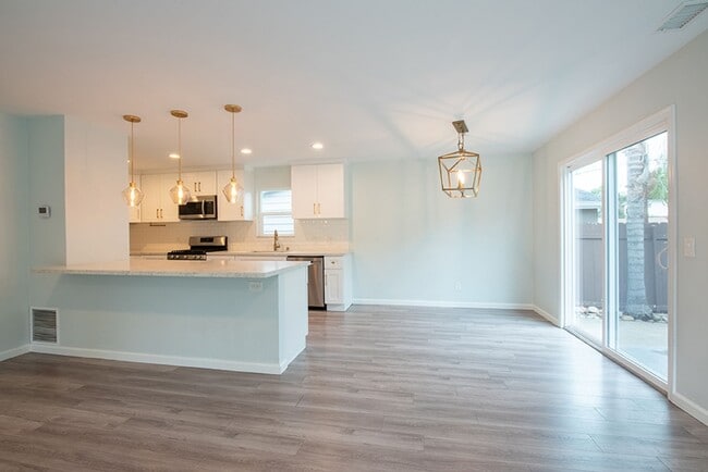 Building Photo - Charming Three Bedroom 2 Bath Home with Spacious Backyard for Entertaining!