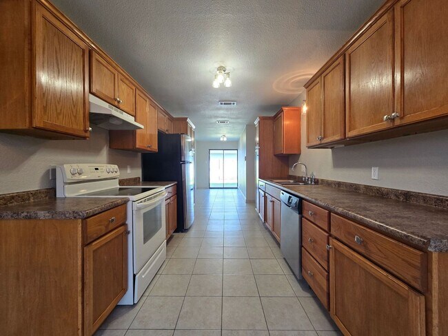 Foto del edificio - $500 OFF YOUR FIRST FULL MONTH'S RENT - AV...