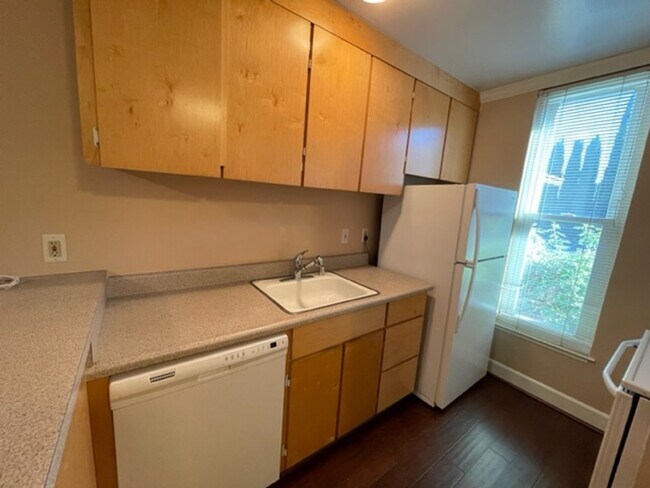 Foto del edificio - Wonderful 2 story 2 bedroom, 1.5 bath town...