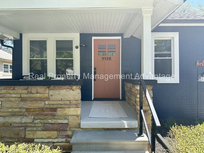 Foto del edificio - Beautifully Updated 2-Bedroom Home w/ 2-Ca...