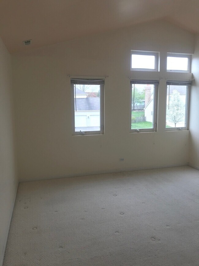 Building Photo - 983 Autumn Dr