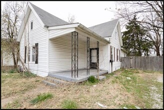 Building Photo - 1318 E Illinois St
