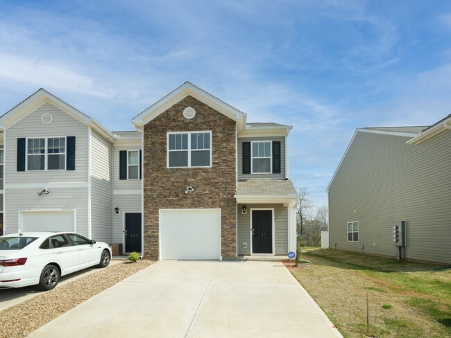 Photo - 3 Bed 2.5 Bath Townhome, END UNIT WITH PRIVATE BACKYARD! PRICE REDUCTION!