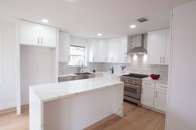 Building Photo - 2427 Moss Hill Dr