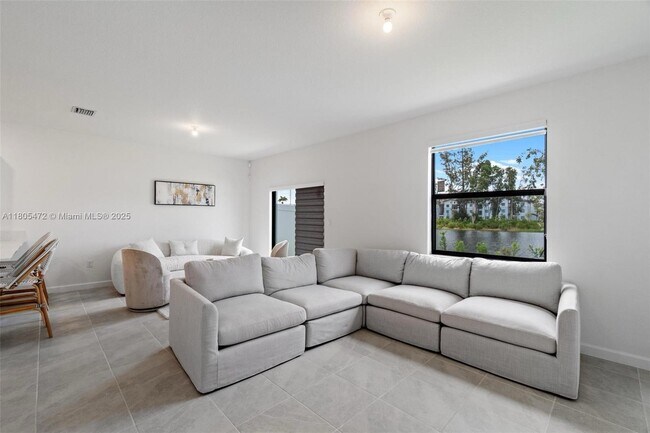 Foto del edificio - 541 NW 204th St