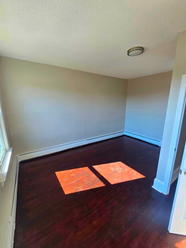 Building Photo - 93 Maple Ave