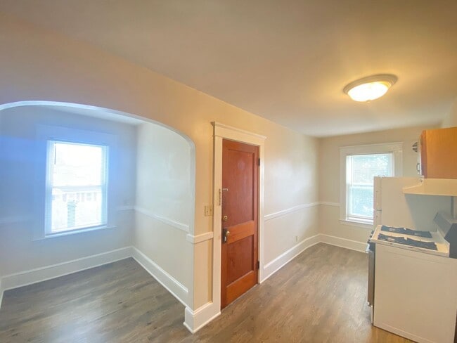 Building Photo - 16 Linwood St