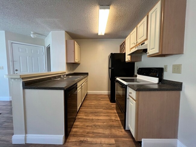 Foto del edificio - Lake Mary Condo ~ New Paint, Laminate Floo...