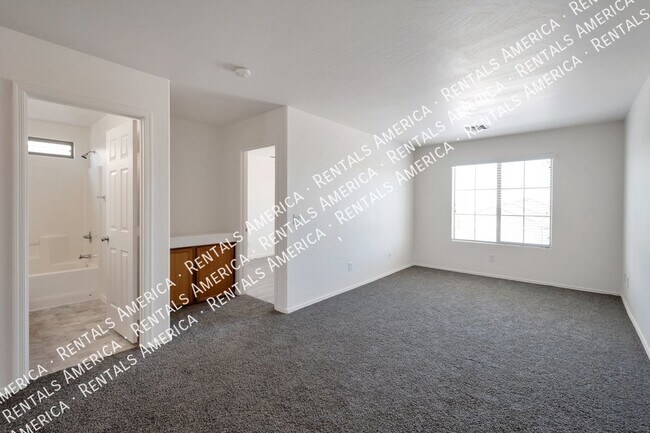 Building Photo - Great 4 bedroom home located in Pecan Cree...