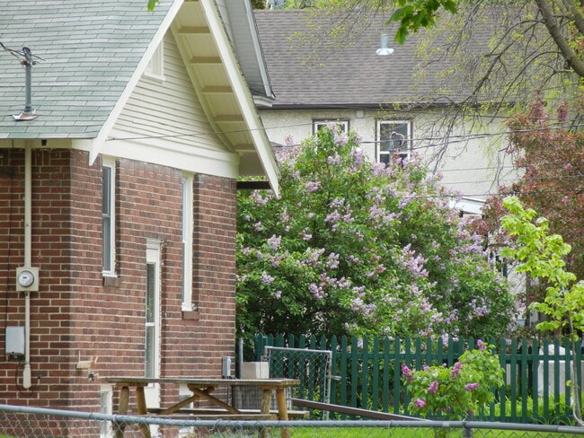 Foto del edificio - Charming 3-Bed Home with Hardwood Floors and 1400 Sq Ft of Comfort in Minneapolis