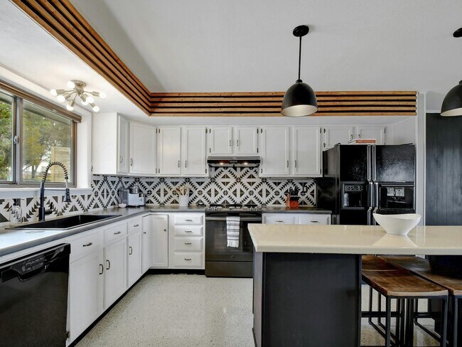 Foto del edificio - Vintage Canyon Lake Gem - 3 Bed/3 Bath - B...