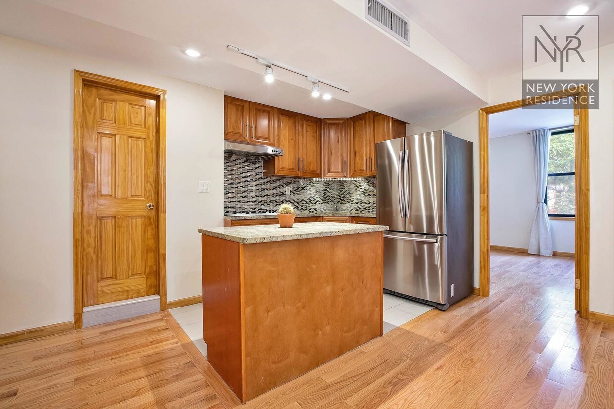 Foto principal - 189 East Broadway