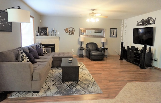 Building Photo - Lake Shore 4 Bedrooms