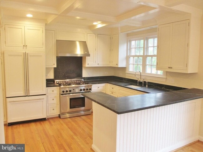 Building Photo - Chevy Chase Beauty