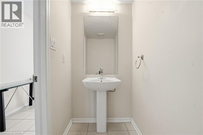 Photo du bâtiment - 220 Powell Road