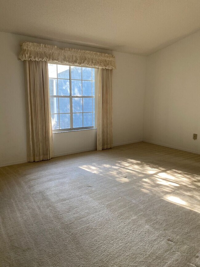 Foto del edificio - Spacious 3 Bedroom's, 2.5 bath condo in Lakeview Village.