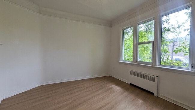 Building Photo - 136 Weber St E