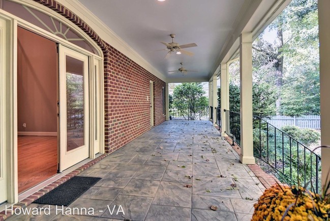 Building Photo - 213 Sir Thomas Lunsford Dr