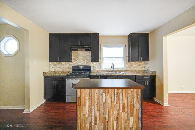 Building Photo - 15231 Waterman Dr