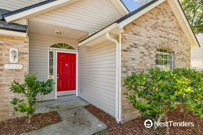 Building Photo - Freshly Painted with New Flooring in Boomi...