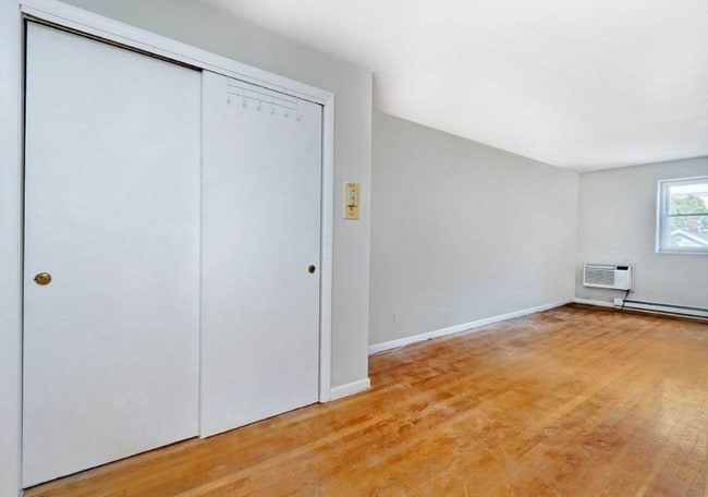 Building Photo - 16 Waldemar Ave