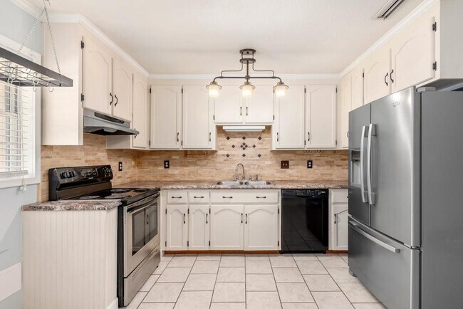 Building Photo - 413 Springdale Dr