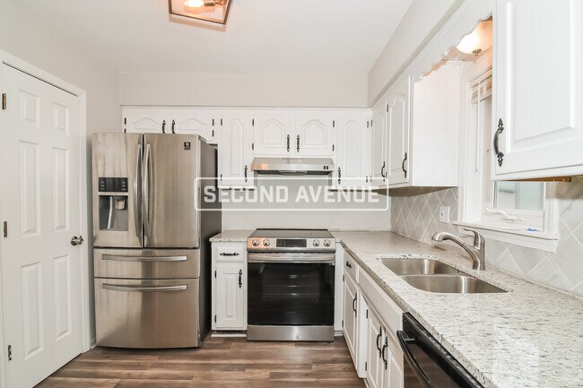 Building Photo - 1804 NE Gatewood DR
