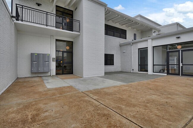 Building Photo - FUNky Building on Kingshwy